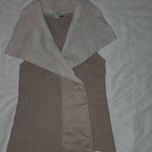 Women’s vest with cable knit body and suede sherpa collar Size S